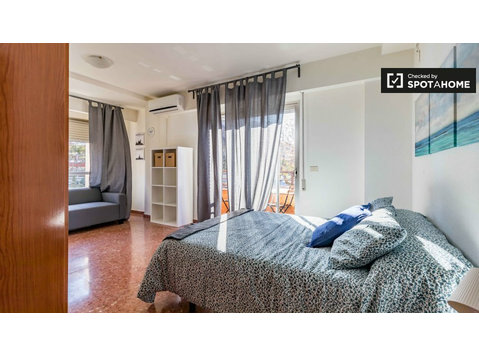 Przestronny pokój w 5-pokojowym apartamencie w Campanar,… - Do wynajęcia
