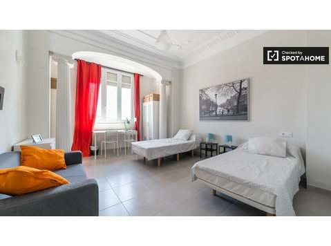 Spacious room in 5-bedroom apartment in L'Eixample, Valencia - For Rent
