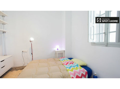 L'Eixample, Valensiya'daki 5 yatak odalı dairede geniş odada - Kiralık