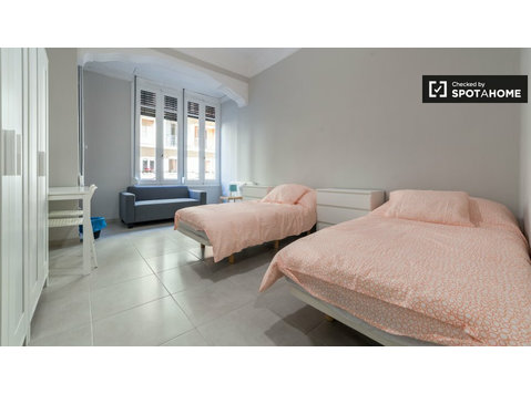 Valensiya'daki Russafa'da 5 yatak odalı dairede geniş odada… - Kiralık