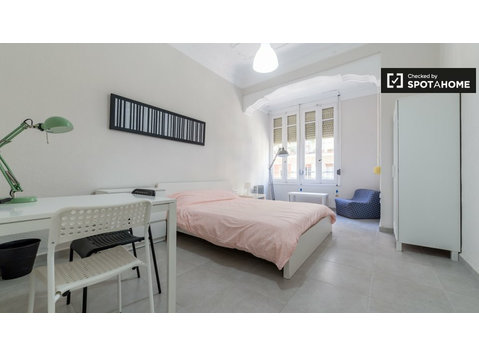 Spacious room in 5-bedroom apartment in Russafa, Valencia - เพื่อให้เช่า