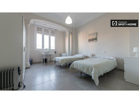 Spacious room in 5-bedroom apartment in Russafa, Valencia - De inchiriat