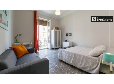 Spaziosa camera in appartamento con 6 camere da letto,… - In Affitto