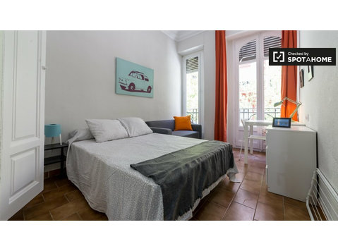 Spacious room in 6-bedroom apartment, L'Eixample, Valencia - For Rent