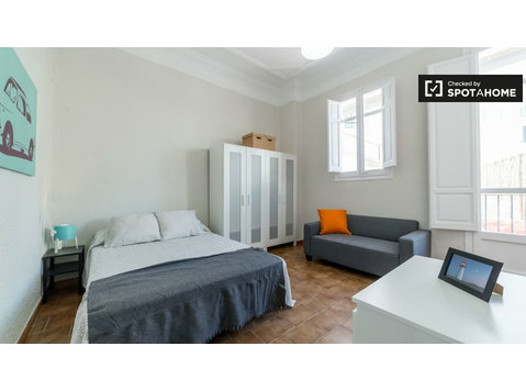 Geräumiges Zimmer in 6-Zimmer-Wohnung, L'Eixample, Valencia - Zu Vermieten