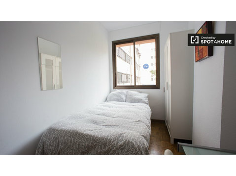 Geräumiges Zimmer in einer 6-Zimmer-Wohnung in Algirós,… - Zu Vermieten