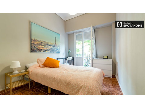 Valencia'nın Extramurs'daki 6 odalı bir dairede geniş oda - Kiralık