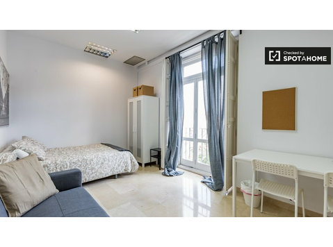 Spacious  room in 7-bedroom apartment Ciutat Vella, Valencia - For Rent