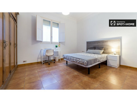Chambre spacieuse dans l'appartement de 7 chambres, Ciutat… - À louer