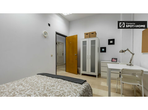 Spacious room in 7-bedroom apartment Ciutat Vella, Valencia - For Rent