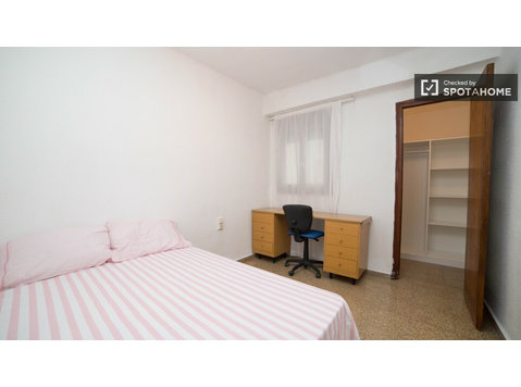 Spacious room in apartment in Quatre Carreres, Valencia - الإيجار