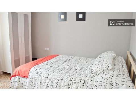 Spacious room in shared apartment in Algiros, Valencia - Na prenájom