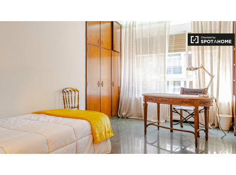 Stilvolles Zimmer zur Miete in 5-Zimmer-Wohnung in Ciutat… - Zu Vermieten