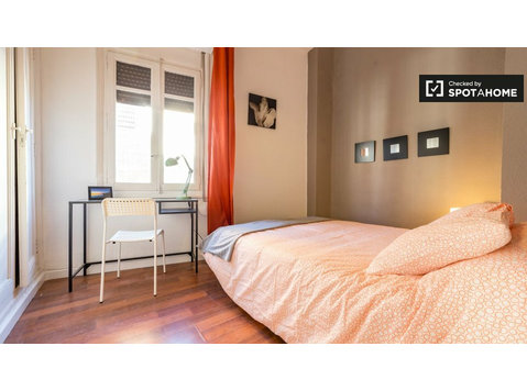 Chambre élégante dans un appartement de 5 chambres à Ciutat… - À louer