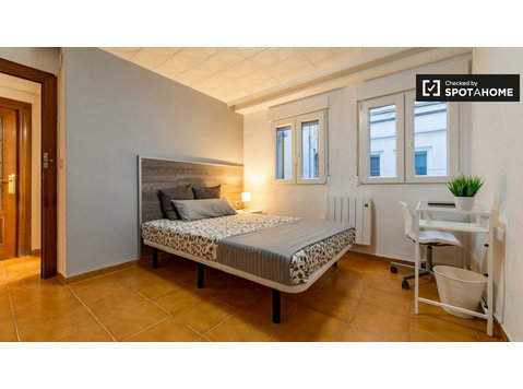 Elegante habitación en un apartamento de 6 dormitorios en… - Alquiler