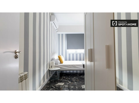 Valencia, Ciutat Vella'daki 8 yatak odalı dairede şık oda - Kiralık