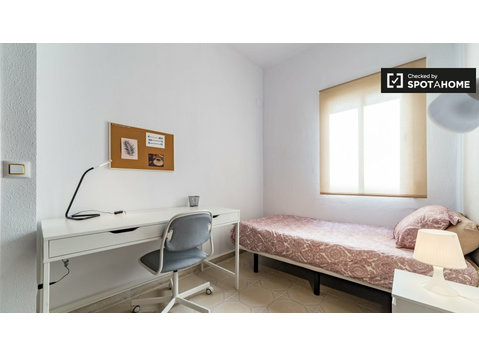 Sonniges Zimmer, 4-Zimmer-Wohnung in Camins al Grau,… - Zu Vermieten