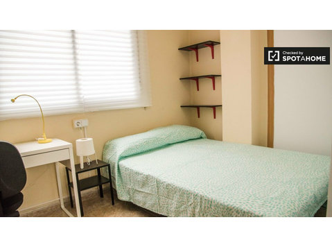 Sunny room for rent, 5-bedroom apartment, El Pla del Real - De inchiriat