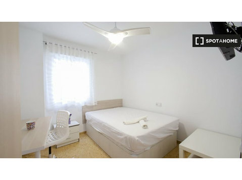 Benimaclet'te 5 yatak odalı dairede kiralık güneşli oda - Kiralık