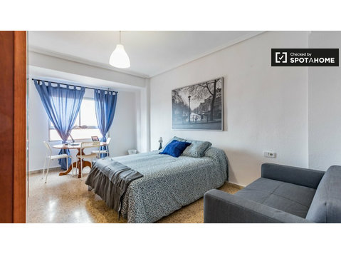 Sunny room for rent in L'Amistat, Valencia - 出租