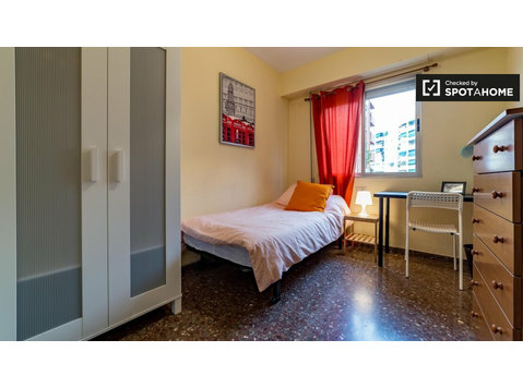 Sonniges Zimmer in 5-Zimmer-Wohnung in Algirós, Valencia - Zu Vermieten