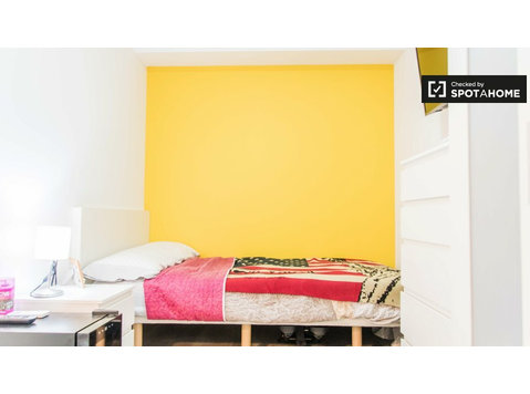 Burjassot, Valencia'da 5 yatak odalı dairede güneşli oda - Kiralık