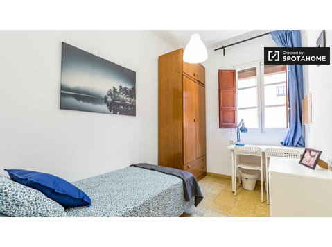 Sunny room in 5-bedroom apartment in Ciutat Vella, Valencia - Kiadó