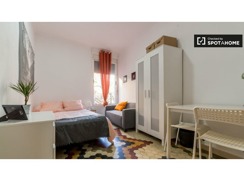 Sunny room in 5-bedroom apartment in El Pla del Real - 空室あり