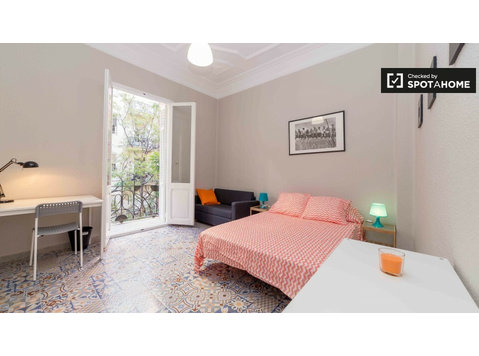 Sonniges Zimmer in 6-Zimmer-Wohnung in Eixample, Valencia - Zu Vermieten
