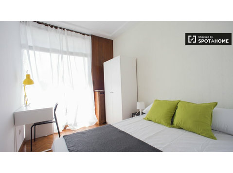 Sunny room in 7-bedroom apartment in Ciutat Vella, Valencia - For Rent