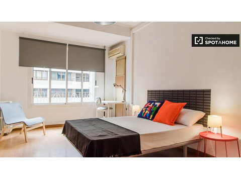Sonniges Zimmer in 7-Zimmer-Wohnung in Ciutat Vella,… - Zu Vermieten