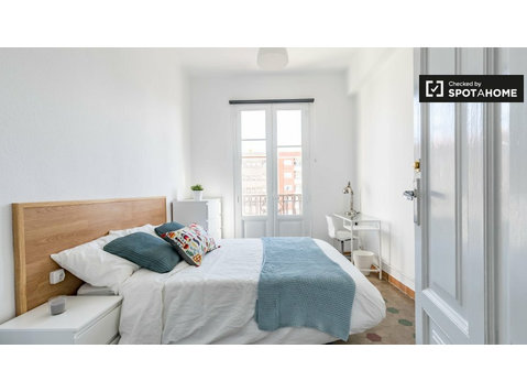 L'Eixample, Valencia 7 yatak odalı dairede güneşli oda - Kiralık