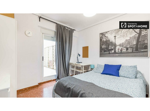 Terraced room for rent in 9-bedroom apartment in Mestalla - Аренда