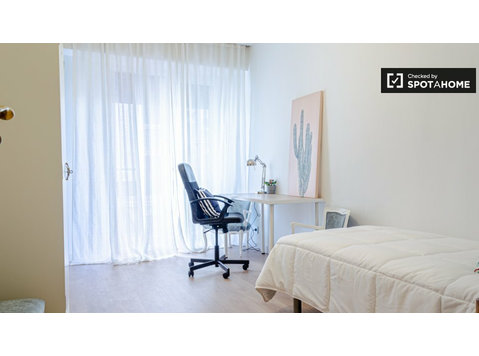 Tidy room for rent in 5-bedroom apartment in Ciutat Vella - For Rent