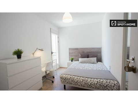 Tidy room for rent in 5-bedroom apartment in La Saïdia - For Rent