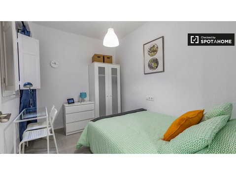 Schludny pokój w 3-pokojowym mieszkaniu w Poblats Marítims - Do wynajęcia