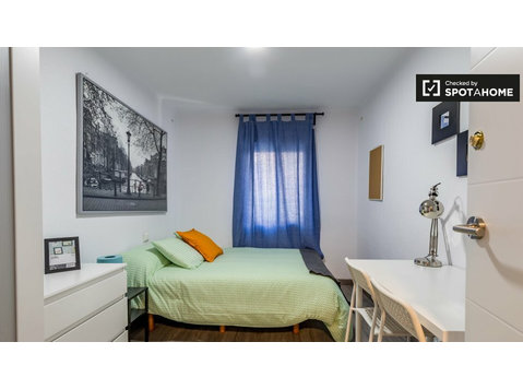 Tidy room in 3-bedroom apartment in Rascanya, Valencia - Na prenájom