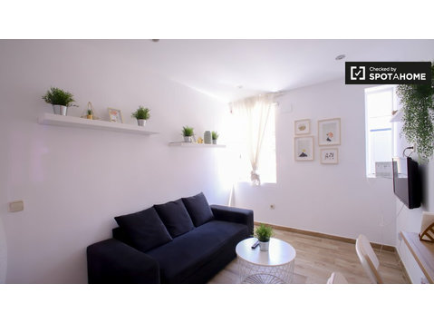 Ordentliches Zimmer in 4-Zimmer-Wohnung in Camins al Grau - Zu Vermieten