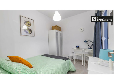 Tidy room in 4-bedroom apartment in Poblats Marítims - Izīrē
