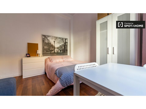 Chambre rangée dans un appartement de 5 chambres à Ciutat… - À louer