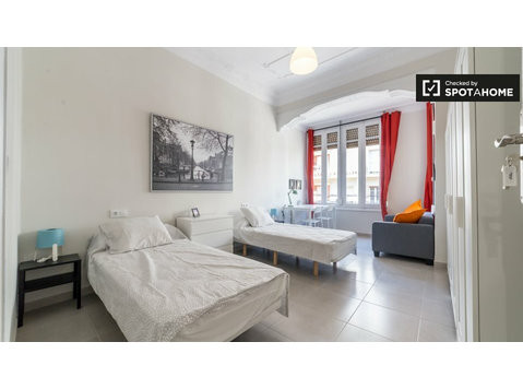 L'Eixample, Valencia'da 5 yatak odalı dairede düzenli oda - Kiralık