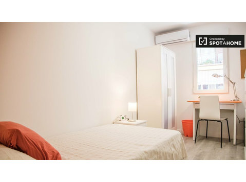 Tidy room to rent in 5-bedroom apartment in Burjassot - Ενοικίαση