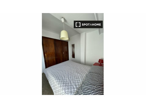 Twin room in 4-bedroom apartment in Camins al Grau, Valencia - Annan üürile