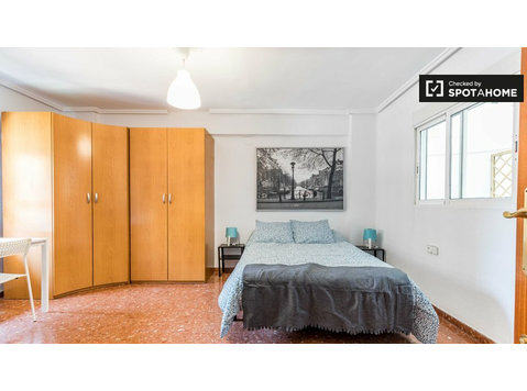 Vanilla room for rent in 9-bedroom apartment in Mestalla - Disewakan