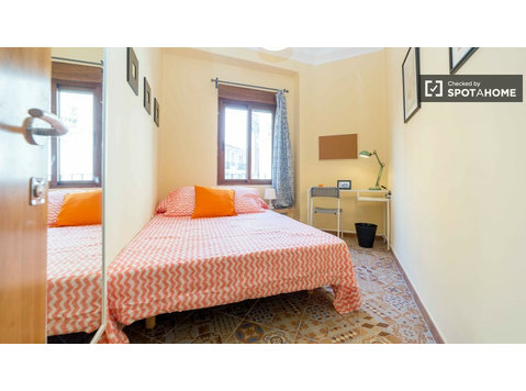 Vibrant room in 5-bedroom apartment in Eixample, Valencia - K pronájmu