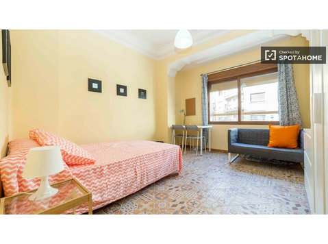 Vibrant room in 5-bedroom apartment in Eixample, Valencia - Аренда