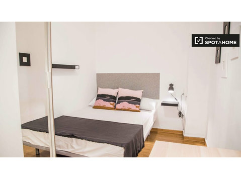 Willkommenszimmer zu vermieten in 6-Zimmer-Wohnung in… - Zu Vermieten