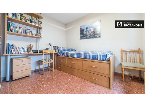Welcoming room in 4-bedroom apartment in Patraix, Valencia - Til leje