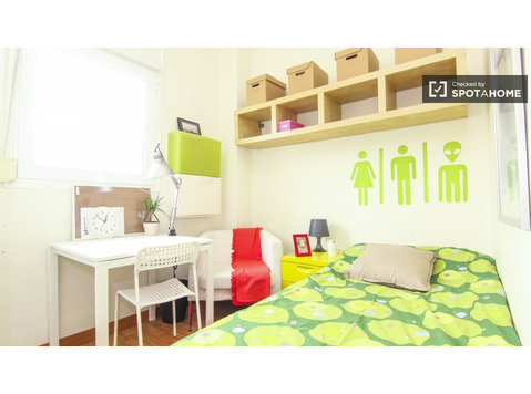 Przytulny pokój we wspólnym mieszkaniu w Eixample w Walencji - Do wynajęcia