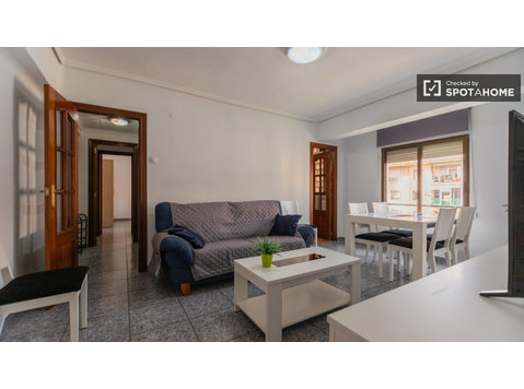 Apartamento de 3 dormitorios en alquiler en Aiora, Valencia - Pisos